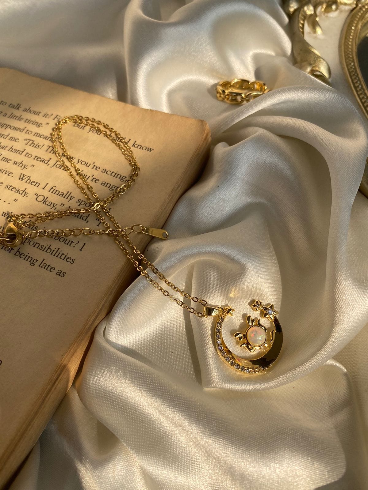 Chic Bow Goal Digger Neckchain - Golden